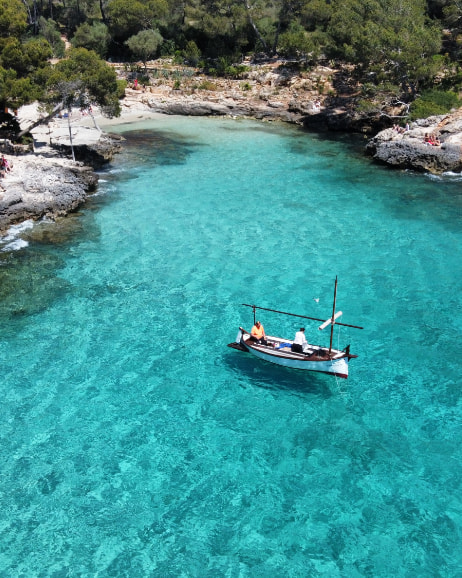 Cala Serena Llaut mallorquín navegando en aguas cristalinas
